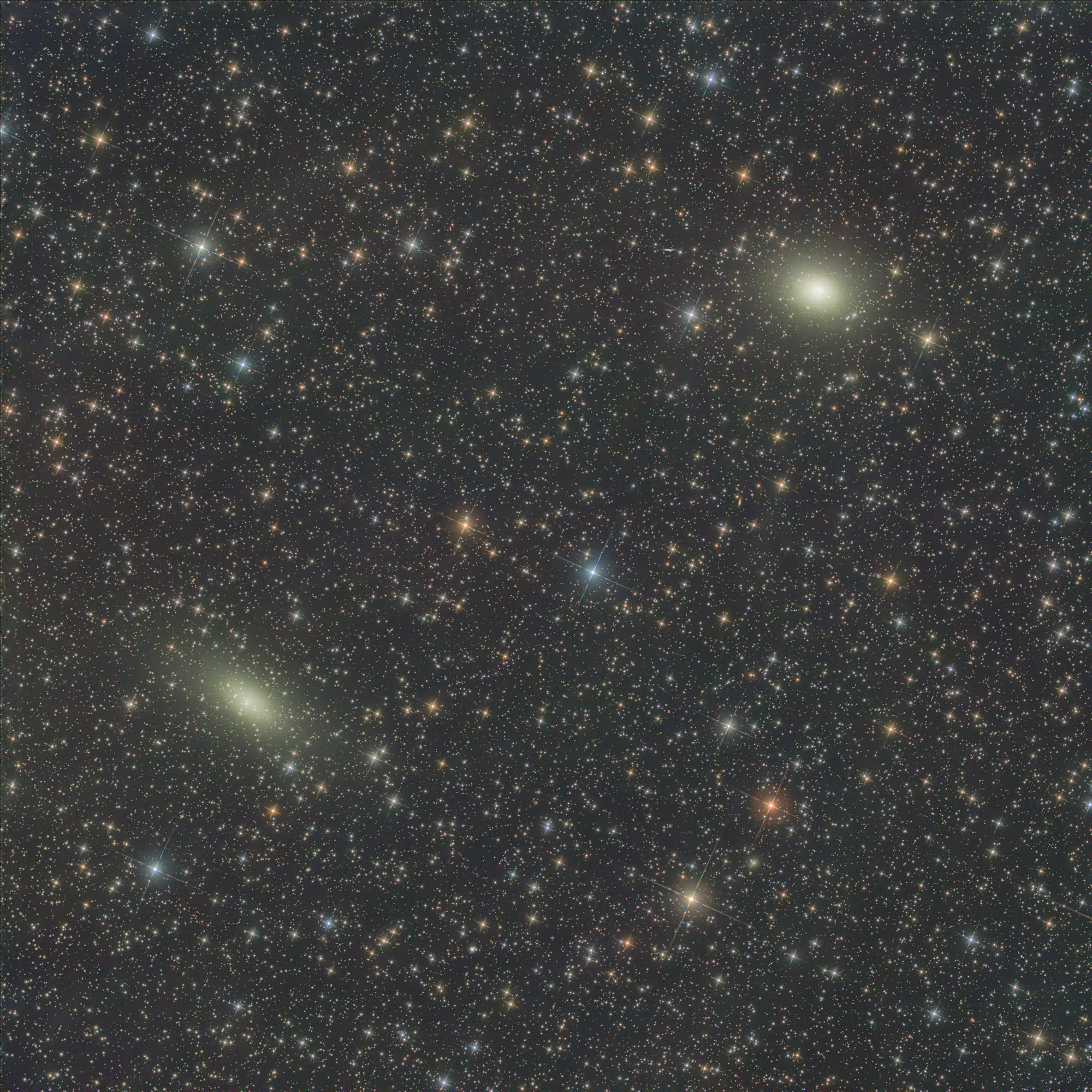 Die Galaxie NGC 147 auf der linken Seite ist eine kugelförmige Zwerggalaxie in etwa 2,58 Mly Entfernung im Sternbild Kassiopeia. NGC 147 ist ein Mitglied der Lokalen Galaxiengruppe und eine Satellitengalaxie der Andromedagalaxie (M31). Sie bildet ein physikalisches Paar mit der nahe rechten Galaxie NGC 185, einem weiteren entfernten Satelliten von M31.